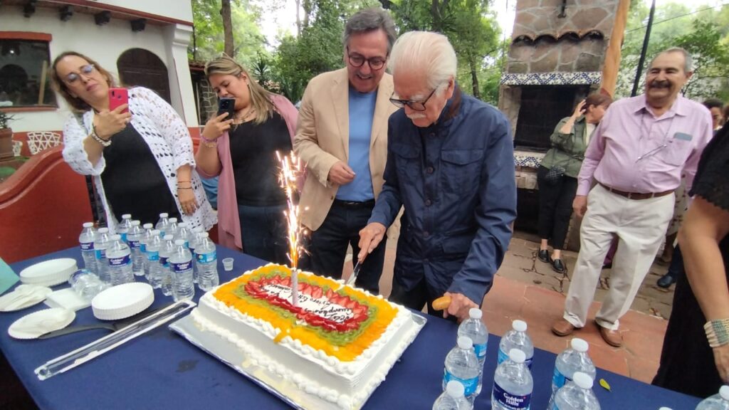 <img src="Cumpleaños 99 de Arturo Estradara el Frido con EM Art Gallery.jpg" alt="Arturo Estrada estudiante de Frida Kahlo el mejor arte contemporáneo mexicano en EM Art Gallery."> 